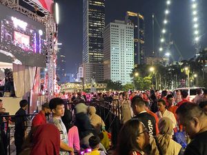 Antusiasnya Warga Bekasi Bawa Istri-Anak Nonton Karnaval HUT RI di Jakpus Antusiasnya Warga Bekasi Bawa Istri-Anak Nonton Karnaval HUT RI di Jakpus