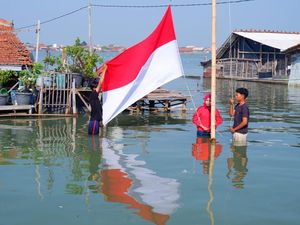 Warga Timbulsloko Demak Gelar Upacara Rakyat di Tengah Rob Warga Timbulsloko Demak Gelar Upacara Rakyat di Tengah Rob
