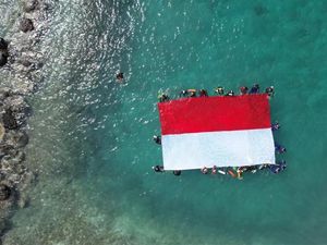 Bendera Merah Putih Berkibar di Bawah Laut Selat Sunda