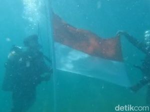 HUT ke-80 RI, TNI AL Kibarkan Bendera Merah Putih di Bawah Laut Teluk Parepare