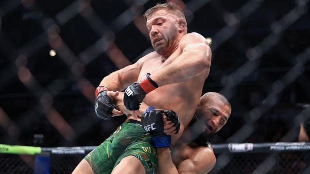 CHICAGO, ILLINOIS - AUGUST 16: Khamzat Chimaev of the United Arab Emirates throws Dricus du Plessis of South Africa during their middleweight title bout in UFC 319 at the United Center on August 16, 2025 in Chicago, Illinois.   Geoff Stellfox/Getty Images/AFP (Photo by Geoff Stellfox / GETTY IMAGES NORTH AMERICA / Getty Images via AFP)