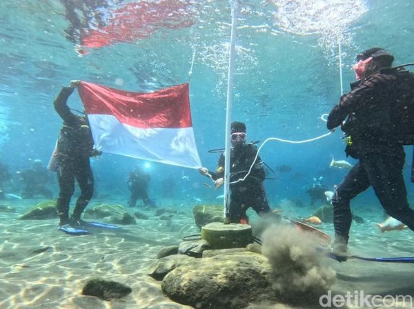 Khidmat Pengibaran Bendera Merah Putih Saat HUT RI di Bawah Air Umbul Ponggok