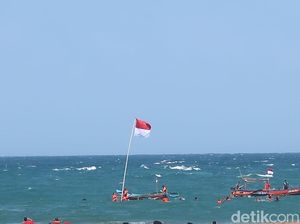 Saat Bendera Merah Putih Berkibar di Tengah Laut Pantai Baron Gunungkidul Saat Bendera Merah Putih Berkibar di Tengah Laut Pantai Baron Gunungkidul