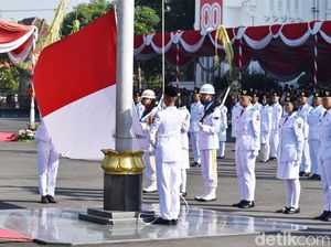 Bendera Sempat Terbalik, Upacara HUT ke-80 RI di Balai Kota Surabaya Tetap Khidmat Bendera Sempat Terbalik, Upacara HUT ke-80 RI di Balai Kota Surabaya Tetap Khidmat