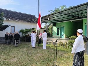 Sederhana tapi Khidmat, Santri Lumajang Gelar Upacara HUT ke-80 RI