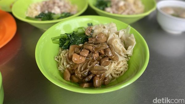 Viral di Tebet! Ini Mie Ayam Jamur Racikan Mantan Chef Restoran