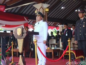 Video: Kala Upacara HUT ke-80 RI di Pati Tanpa Kehadiran Bupati Sudewo Video: Kala Upacara HUT ke-80 RI di Pati Tanpa Kehadiran Bupati Sudewo