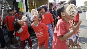 Warga Manggarai Meriahkan HUT ke-80 RI dengan Lomba dan Pawai