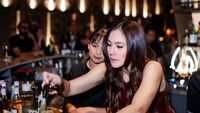 Wulan Guritno Racik Minuman hingga Pamer Kue Ultah Mie Ayam
