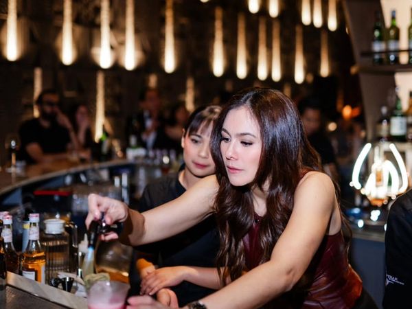 Wulan Guritno Racik Minuman hingga Pamer Kue Ultah Mie Ayam