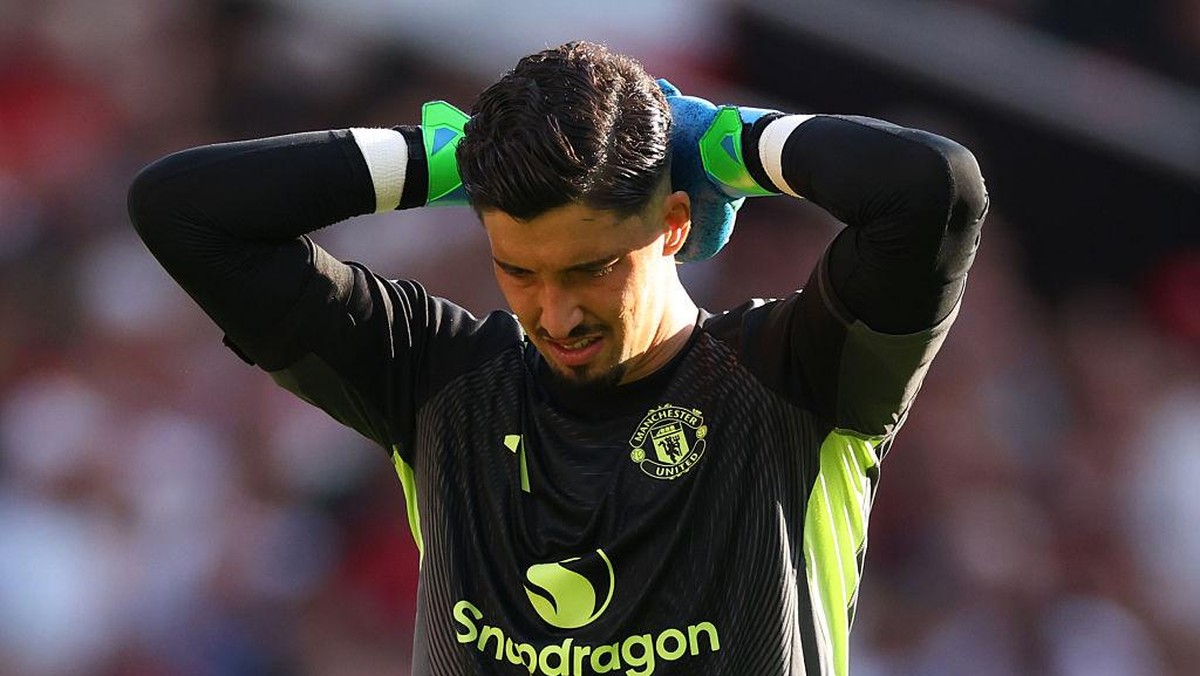 Altay Bayindir blunder yang berujung gol Riccardo Calafiori saat Manchester United dikalahkan Arsenal (Foto: Getty Images/Marc Atkins)