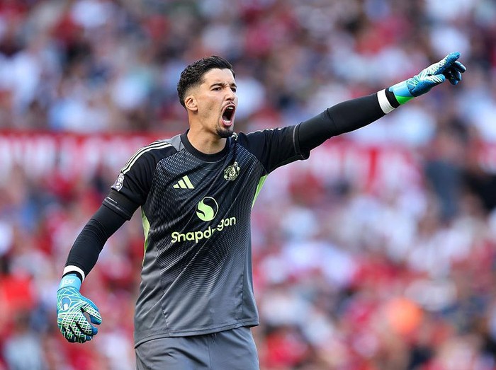 MANCHESTER, ENGLAND - AUGUST 17: Altay Bayindir of Manchester United gestures during the Premier League match between Manchester United and Arsenal at Old Trafford on August 17, 2025 in Manchester, England. (Photo by Michael Regan/Getty Images)