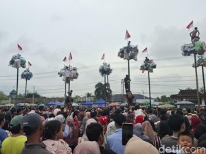 Puluhan Mobil Hias-Lomba Panjat Pinang Meriahkan HUT RI di Lubuklinggau Puluhan Mobil Hias-Lomba Panjat Pinang Meriahkan HUT RI di Lubuklinggau