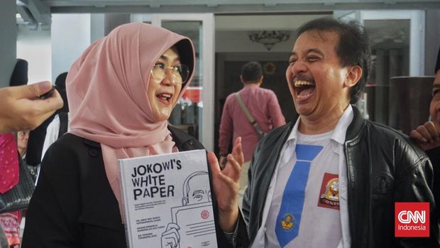 Roy Suryo bersama Rismon Sianipar dan Tiffauzia Tiyassuma meluncurkan buku berjudul Jokowi's White Paper yang mereka tulis, Senin (18/8).