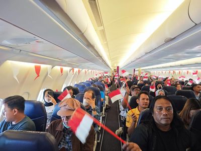 Potret Kru dan Penumpang Batik Air Rayakan HUT RI ke-80 di Udara
