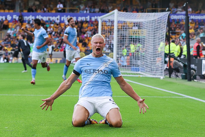 WOLVERHAMPTON, ENGLAND - AUGUST 16: Erling Haaland of Manchester City celebrates after scoring their sides third goal during the Premier League match between Wolverhampton Wanderers and Manchester City at Molineux on August 16, 2025 in Wolverhampton, England. (Photo by James Gill - Danehouse/Getty Images)