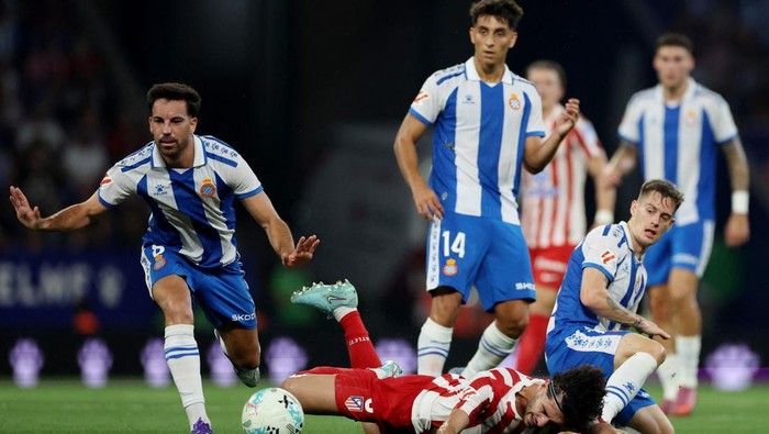 Soccer Football - LaLiga - Espanyol v Atletico Madrid - RCDE Stadium, Cornella de Llobregat, Spain - August 17, 2025 Atletico Madrids Johnny Cardoso in action with Espanyols Pol Lozano and Edu Exposito REUTERS/Bruna Casas