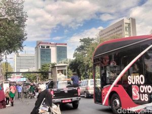 Jalan Gubernur Suryo Surabaya Mulai Padat Jelang Pesta Rakyat di Grahadi Jalan Gubernur Suryo Surabaya Mulai Padat Jelang Pesta Rakyat di Grahadi