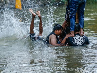 Jatuh Bangun, Peserta Akhirnya Taklukkan Pinang di Tengah Sungai Bekasi