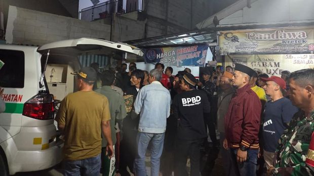 Kapolres Bogor AKBP Wikha Ardilestanto turun mendamaikan tawuran warga di Jasinga, Minggu (17/8/2025).
