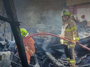 8 Rumah Warga di Buloa Makassar Kebakaran, 12 Armada Damkar Dikerahkan 8 Rumah Warga di Buloa Makassar Kebakaran, 12 Armada Damkar Dikerahkan