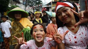 Kostum Kreasi Hiasi Pawai Kemerdekaan di Petamburan