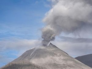 Lewotobi Laki-Laki Muntahkan Kolom Abu, Warga Diminta Waspada Lewotobi Laki-Laki Muntahkan Kolom Abu, Warga Diminta Waspada