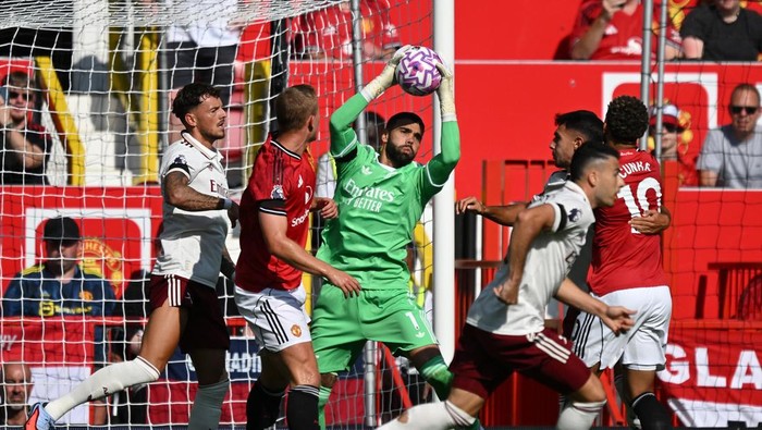 MANCHESTER, ENGLAND - AUGUST 17: David Raya of Arsenal during the Premier League match between Manchester United and Arsenal at Old Trafford on August 17, 2025 in Manchester, England. (Photo by David Price/Arsenal FC via Getty Images)