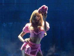 Gaya Unik Lisa BLACKPINK Pakai Kostum Labubu Usai Viralkan Bonekanya