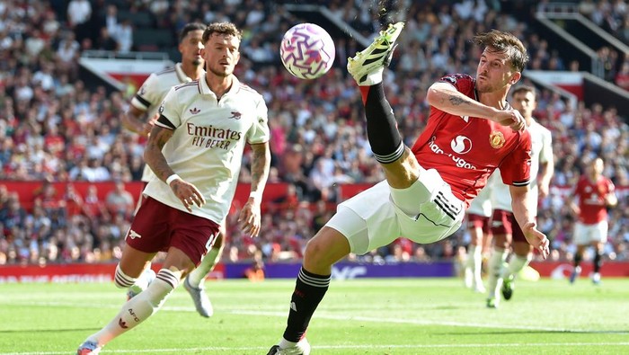 Soccer Football - Premier League - Manchester United v Arsenal - Old Trafford, Manchester, Britain - August 17, 2025 Arsenals Ben White in action with Manchester Uniteds Mason Mount REUTERS/Peter Powell EDITORIAL USE ONLY. NO USE WITH UNAUTHORIZED AUDIO, VIDEO, DATA, FIXTURE LISTS, CLUB/LEAGUE LOGOS OR LIVE SERVICES. ONLINE IN-MATCH USE LIMITED TO 120 IMAGES, NO VIDEO EMULATION. NO USE IN BETTING, GAMES OR SINGLE CLUB/LEAGUE/PLAYER PUBLICATIONS. PLEASE CONTACT YOUR ACCOUNT REPRESENTATIVE FOR FURTHER DETAILS..