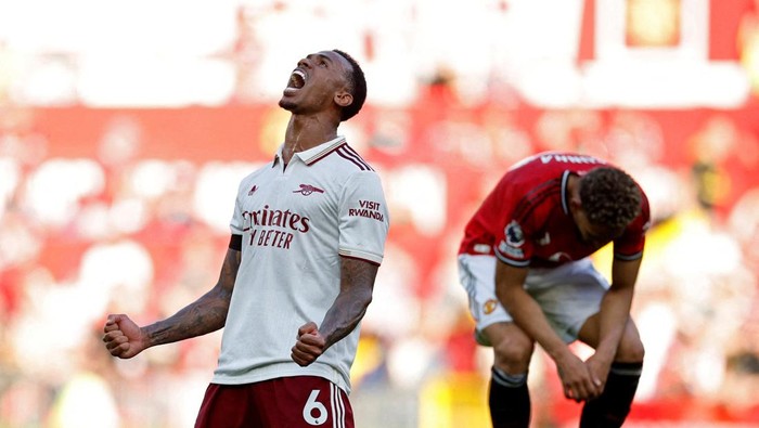 Soccer Football - Premier League - Manchester United v Arsenal - Old Trafford, Manchester, Britain - August 17, 2025 Arsenals Gabriel Magalhaes celebrates after the match Action Images via Reuters/Jason Cairnduff EDITORIAL USE ONLY. NO USE WITH UNAUTHORIZED AUDIO, VIDEO, DATA, FIXTURE LISTS, CLUB/LEAGUE LOGOS OR LIVE SERVICES. ONLINE IN-MATCH USE LIMITED TO 120 IMAGES, NO VIDEO EMULATION. NO USE IN BETTING, GAMES OR SINGLE CLUB/LEAGUE/PLAYER PUBLICATIONS. PLEASE CONTACT YOUR ACCOUNT REPRESENTATIVE FOR FURTHER DETAILS..     TPX IMAGES OF THE DAY