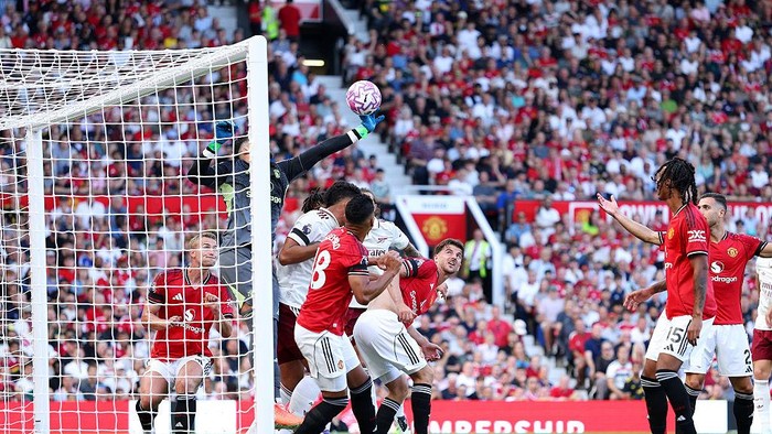 MANCHESTER, ENGLAND - AUGUST 17: Altay Bayindir of Manchester United fails to save a header which leads to the first goal for Arsenal scored by Riccardo Calafiori of Arsenal during the Premier League match between Manchester United and Arsenal at Old Trafford on August 17, 2025 in Manchester, England. (Photo by Michael Regan/Getty Images)