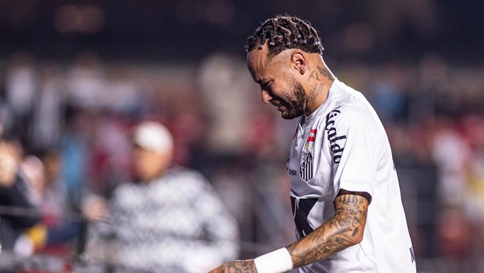SAO PAULO, BRAZIL - AUGUST 17: Neymar of Santos cries after the teams 6-0 defeat during a Brasileirao 2025 match between Santos and Vasco Da Gama at MorumBIS Stadium on August 17, 2025 in Sao Paulo, Brazil. (Photo by Riquelve Nata/Sports Press Photo/Getty Images)