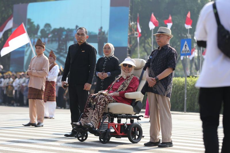 ParagonCorp menggelar upacara bendera di Taman Mini Indonesia Indah (TMII), Jakarta.