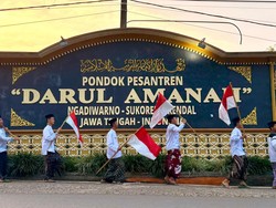 Peringati HUT RI ke-80, Santri Bersarung Pawai Bawa Bendera Keliling Kota