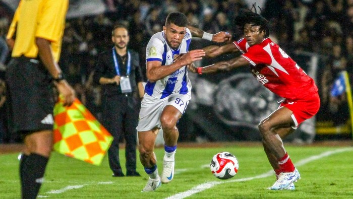 Pesepak bola Persib Bandung Uiliam Barros Pereira (kiri) berusaha merebut bola dari pesepak bola Persijap Jepara Alexis Nahuel Gomez (kanan) saat pertandingan BRI Super League di Stadion Gelora Bumi Kartini, Kabupaten Jepara, Jawa Tengah, Senin (18/8/2025). Persijap Jepara menang atas Persib Bandung dengan skor 2-1. ANTARA FOTO/Nirza