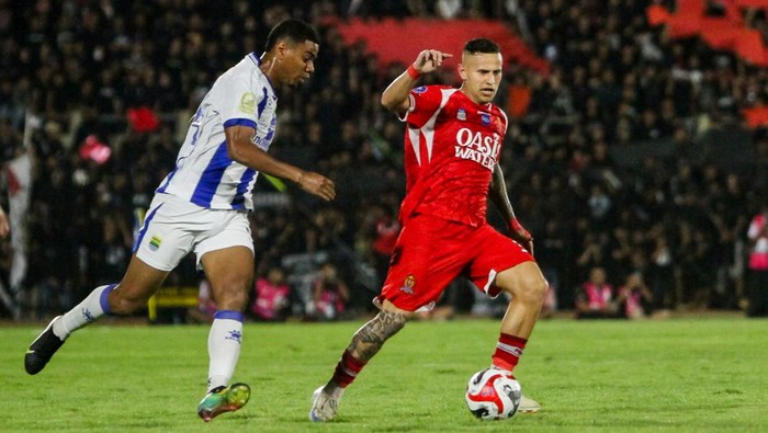 Pesepak bola Persib Bandung Uiliam Barros Pereira (kiri) berusaha merebut bola dari pesepak bola Persijap Jepara Alexis Nahuel Gomez (kanan) saat pertandingan BRI Super League di Stadion Gelora Bumi Kartini, Kabupaten Jepara, Jawa Tengah, Senin (18/8/2025). Persijap Jepara menang atas Persib Bandung dengan skor 2-1. ANTARA FOTO/Nirza