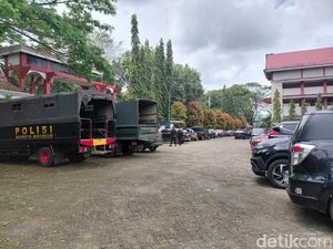 Ketua DPRD Bone Heran Paripurna RPJMD Tiba-tiba Dikawal Ketat Aparat Ketua DPRD Bone Heran Paripurna RPJMD Tiba-tiba Dikawal Ketat Aparat