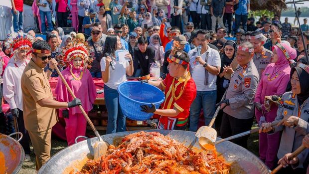 Polda Sumbar merih rekor MURI lewat sajian 300 kilogram Lobster Saus Padang di Mentawai, Selasa (18/8/2025).