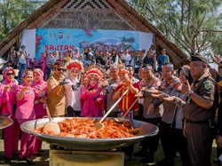 Polda Sumbar Pecahkan Rekor MURI Lewat Sajian 300 Kg Lobster Saus Padang