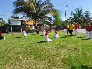 Lomba Makan Kerupuk hingga Balap Karung Meriahkan HUT RI di Dumai