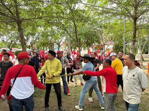 Polres Pelalawan-Warga Rayakan HUT ke-80 RI dengan Permainan Tradisional