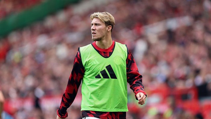 MANCHESTER, ENGLAND - AUGUST 09: Rasmus Hojlund of Manchester United warms up during the pre-season friendly match between Manchester United and ACF Fiorentina at Old Trafford on August 09, 2025 in Manchester, England. (Photo by Matt McNulty/Getty Images)