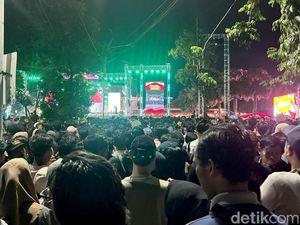 Ribuan Masyarakat Padati Jalan Gubernur Surya di Pesta Rakyat Ribuan Masyarakat Padati Jalan Gubernur Surya di Pesta Rakyat