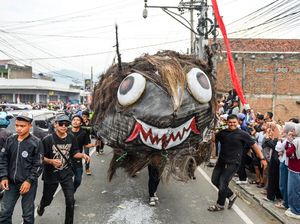 Ribuan Warga Tumpah Ruah di Festival Ogoh-Ogoh Garut
