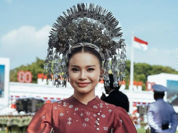 7 Gaya Anggun Rossa Berbalut Baju Kurung saat Menyanyi di HUT RI ke-80