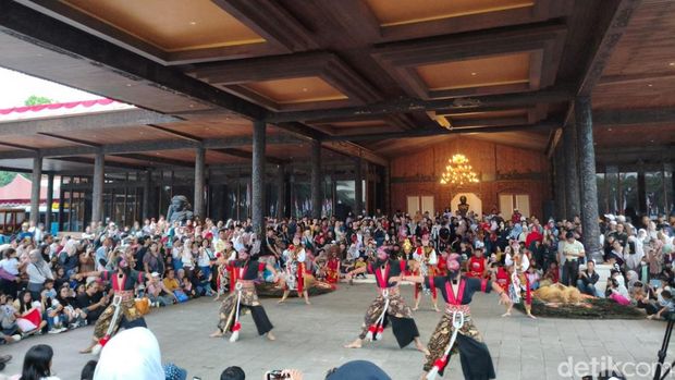 Tarian Reog Ponorogo saat libur cuti bersama HUT RI di TMII, Jakarta Timur, Senin (18/8/2025). (Fadil/detikcom)