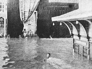 Kala Masjidil Haram Dilanda Banjir, Anak 12 Tahun Tawaf dengan Berenang