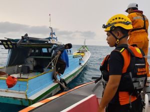 Perahu Nelayan Belitung Pecah Dihantam Ombak, 8 Orang Hilang Perahu Nelayan Belitung Pecah Dihantam Ombak, 8 Orang Hilang