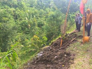 Sopir Ngantuk, Truk Muat Pasir Terguling ke Jurang di Karangasem Sopir Ngantuk, Truk Muat Pasir Terguling ke Jurang di Karangasem